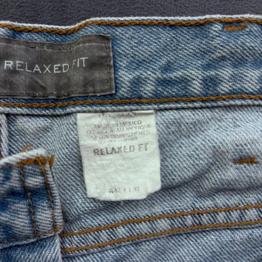 Eddie Bauer Relaxed Fit Mens Light Wash Denim Jeans 42x30 Straight Leg Blue